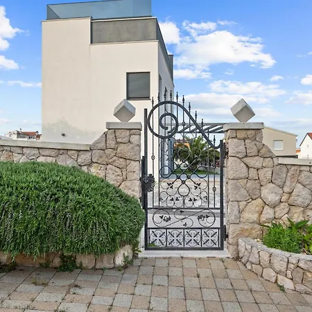 Apartamento Cozy Apartment In Vodice With House Sea View *