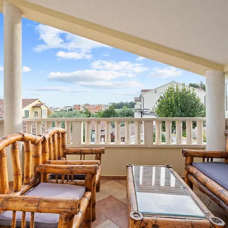 Apartamento Cozy Apartment In Vodice With House Sea View