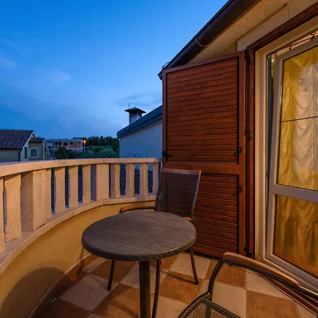 Lägenhet Cozy In With House Sea View