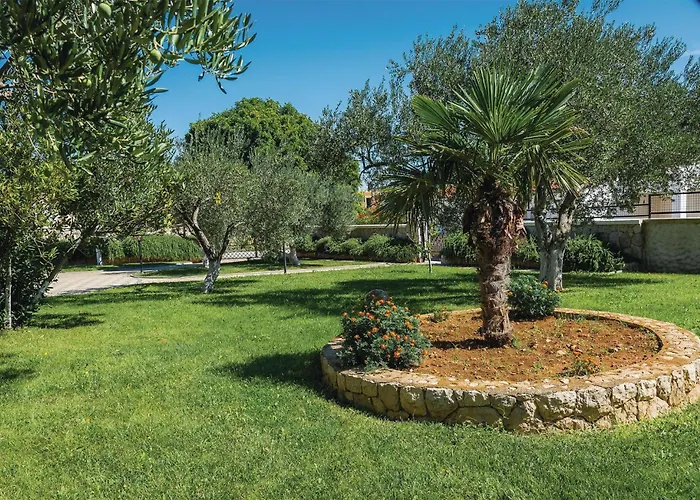 Apartamento Cozy Apartment In Vodice With House Sea View