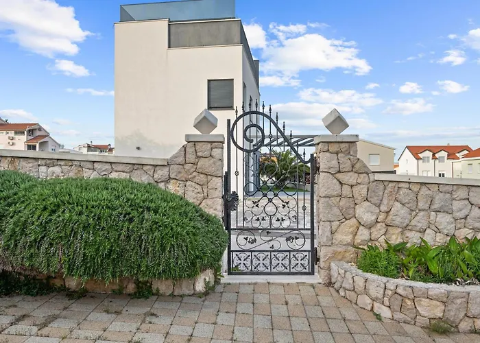 Apartamento Cozy Apartment In Vodice With House Sea View *